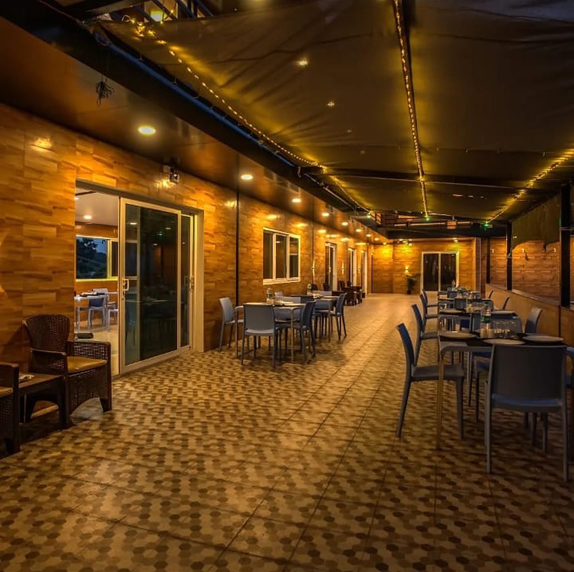 H4 restaurant lit up at night